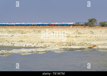 Sambhar, India - Febbraio 03, 2019: indiano di treno sulla Ferrovia presso Sambhar Salt Lake. Rajasthan Foto Stock