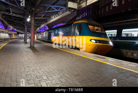 Portando l'originale inter-city 125 livrea applicata a contrassegnare la corsa verso il basso della flotta, 43002 Sir Kenneth Grange attende a Londra Paddington station Foto Stock