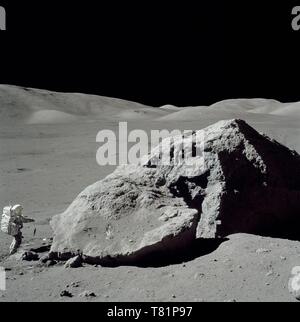 Astronauta al Rock, Apollo 17 Foto Stock