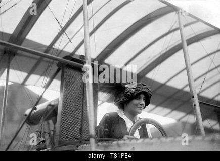 Raymonde de Laroche, aviatrice francese Foto Stock