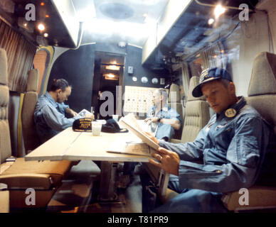 Apollo 11 astronauti rilassarsi in Mobile impianto di quarantena, 1969 Foto Stock