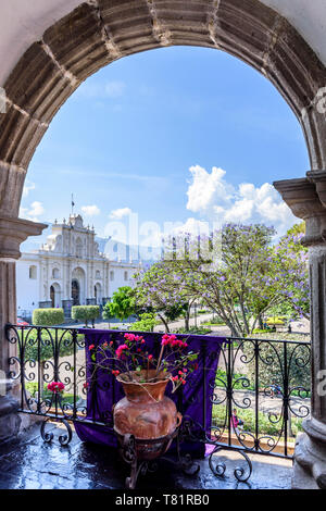 Antigua Guatemala - 10 Aprile 2019: Vista di San José Cathedral & central park attraverso il municipio archi in città coloniale & UNESCO - Sito Patrimonio dell'umanità. Foto Stock