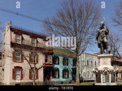 Lawrence indiano cristiana si pone al centro dello storico quartiere Stockade, Schenectady, New York. Foto Stock