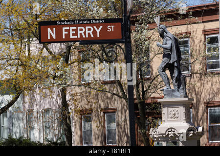 Lawrence indiano cristiana si pone al centro dello storico quartiere Stockade, Schenectady, New York. Foto Stock