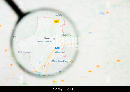 La città di Freising in Germania, il Land della Baviera visualizzazione concetto illustrativa sullo schermo attraverso la lente di ingrandimento Foto Stock