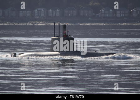 KNM Utsira (S301), un Ula-class sommergibile azionato dalla Royal Navy norvegese, passando Gourock durante l'esercizio comune della Warrior 19-1. Foto Stock