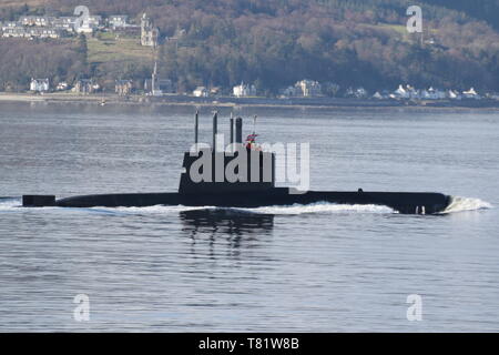 KNM Utsira (S301), un Ula-class sommergibile azionato dalla Royal Navy norvegese, passando Gourock durante l'esercizio comune della Warrior 19-1. Foto Stock