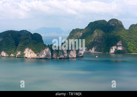 Ko Tao è un'isola in Thailandia. Ristoranti, locali notturni e negozi di immersione cluster in Mae Haad Beach e vicino a Sai Ri Beach Foto Stock