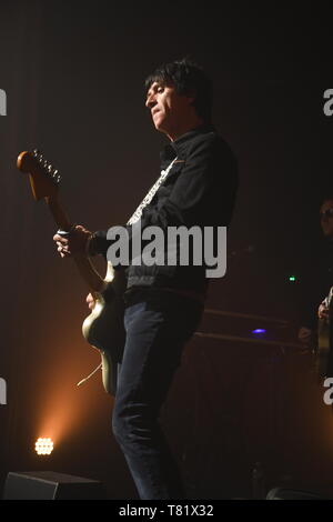 Cantante, compositore e chitarrista Johnny Marr è mostrato esibirsi sul palco durante un concerto dal vivo l'aspetto. Foto Stock