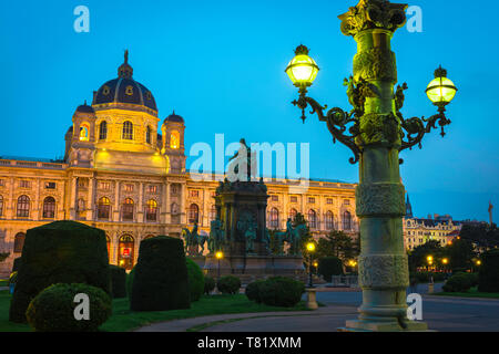 Vienna di notte, vista di notte del Kunsthistorisches Museum di Theresien Platz nel centro del quartiere dei musei di Vienna, Austria. Foto Stock
