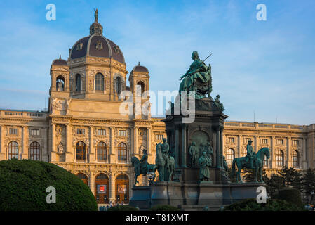 Maria Theresien Platz, vista la statua di Maria Teresa situato nel centro di Maria Theresien Platz nel quartiere dei musei di Vienna, Austria. Foto Stock