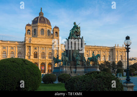 Maria Theresien Platz, vista la statua di Maria Teresa situato nel centro di Maria Theresien Platz nel quartiere dei musei di Vienna, Austria. Foto Stock