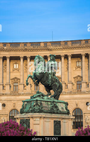 La città di Vienna, vista della statua del Principe Eugenio di Savoia contro lo sfondo della Neue Burg edificio nel Palazzo di Hofburg complessa, Austria. Foto Stock