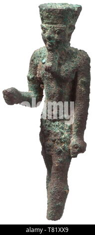 Una statuetta egiziana di Amon o Amon-ra, tardo periodo, circa 600 BC di bronzo con incrostato, patina verde. Il dio in estensione la postura. Parti dell'acconciatura di piume, dello scettro e della crux ansata mancante. Alcune parti con il minimo dei resti di una doratura. Altezza 9 cm. Provenienza: Collezione privata Parigi, acquisita nel corso degli anni settanta/ottanta. storica, storica mondo antico, Additional-Rights-Clearance-Info-Not-Available Foto Stock