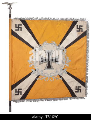 Una bandiera del flying corps o paracadutisti di seta gialla con alluminio profuse ricami e frange di argento su tre lati (con perdite). Entrambe le facce recanti un disco bianco circondato da una corona di alloro sormontano diagonale quattro raggi Bianco si allarga verso i bordi, con nero framing, ciascuno di seta. Negli angoli svastiche orizzontale di seta nera con bordatura in argento. Nel centro del disco sulla destra un rilievo Luftwaffe eagle ricamati con varie filettature, sulla sinistra di fronte ad una croce di ferro. Sporco, con piccole riparazioni e perdite. Dimensioni ca. 140 x 125 cm. Terminale per tenda modello n., Editorial-Use-solo Foto Stock