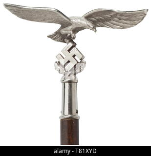 Una bandiera del flying corps o paracadutisti di seta gialla con alluminio profuse ricami e frange di argento su tre lati (con perdite). Entrambe le facce recanti un disco bianco circondato da una corona di alloro sormontano diagonale quattro raggi Bianco si allarga verso i bordi, con nero framing, ciascuno di seta. Negli angoli svastiche orizzontale di seta nera con bordatura in argento. Nel centro del disco sulla destra un rilievo Luftwaffe eagle ricamati con varie filettature, sulla sinistra di fronte ad una croce di ferro. Sporco, con piccole riparazioni e perdite. Dimensioni ca. 140 x 125 cm. Terminale per tenda modello n., Editorial-Use-solo Foto Stock