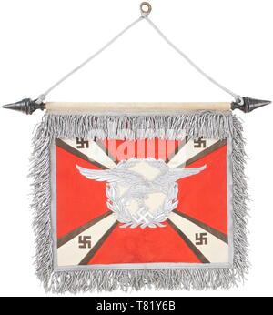 La Luftwaffe Flak Schellenbaum Schellenbaum Flag flag (tintinnio Johnny) del ventitreesimo reggimento Flak. Dimensioni 32 x 28 cm di seta rossa. Centro complementare raffigura un Luftwaffe eagle all'interno di una corona di alloro costruito in fine silver bullion. Dai bordi della corona per gli angoli sono quattro travi di seta bianca delimitata da strisce di seta nera e tutti si allarga verso gli angoli. In prossimità della estremità di travi bianche è una svastica nera ricamate di seta nera con bracci orizzontali. Seta rossa campo di retromarcia con ricamato iscrizione gotica 'Flakregiment 23' in fine silver bullion. , Editorial-Use-solo Foto Stock