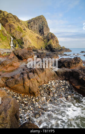 Il Gobbins è una scogliera-percorso faccia incisa lungo il litorale drammatico di Islandmagee, County Antrim, Irlanda del Nord lungo la costa di Causeway. Foto Stock