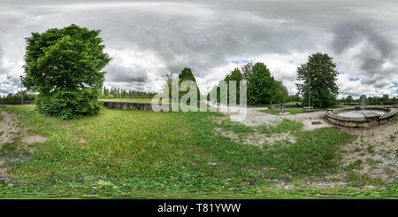 Visualizzazione panoramica a 360 gradi di Udine, Italia. Il 9 maggio 2019. Vista la natura del Cormor park a Udine