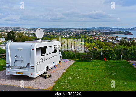 Un moderno motorhome su un servizio completo per hard-passo permanente con stupende vedute Torbay verso Torquay. Foto Stock