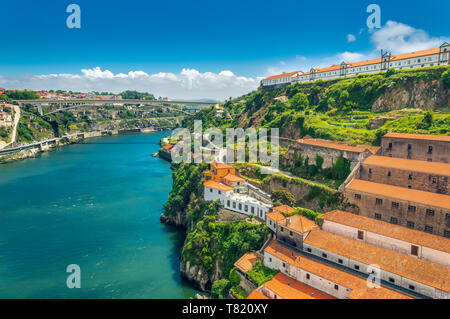 Porto, Portogallo: colline di Vila Nova de Gaia e cantine oltre il fiume Duoro Foto Stock