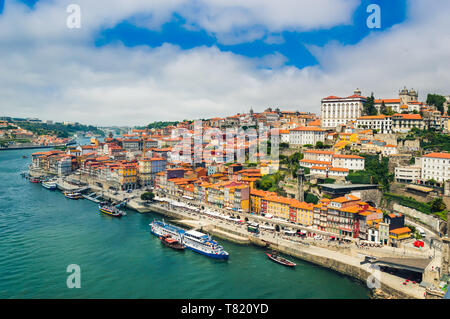 Porto, Portogallo: Promenade in Cais de Ribeira lungo il fiume Duoro in Porto città vecchia Foto Stock