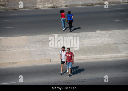 Havana la capitale di Cuba, una città in un po 'di dilapidazione, come l'embargo USA morde, ma sul lungomare la posa continua, i ragazzi incontrano le ragazze e il Foto Stock