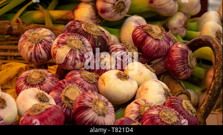 Prodotti freschi in esposizione presso il locale mercato degli agricoltori nella città di Uzes nel sud della Francia. Possiamo vedere i prodotti locali di olive, frutta verdura Foto Stock