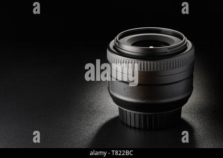 La lente della fotocamera close-up su sfondo nero Foto Stock