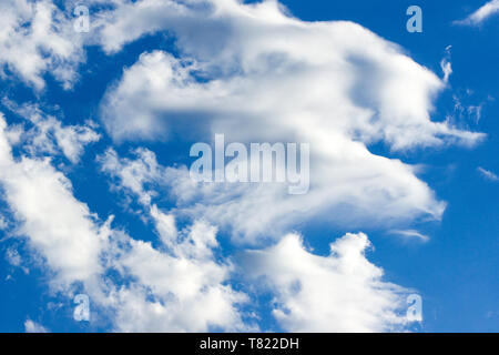 Bellissimo il bianco delle nuvole nel cielo azzurro. Cloudscape. Sfondo naturale di luce blu cielo nuvole Foto Stock