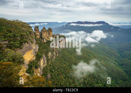 Le tre sorelle dal punto di eco nelle Blue Mountains National Park, New South Wales, Australia Foto Stock