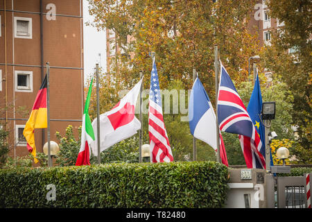 Milano, Italia - 5 Novembre 2017: dettagli architettonici del Starhotel Tourist nei sobborghi di Milano in una giornata di caduta Foto Stock