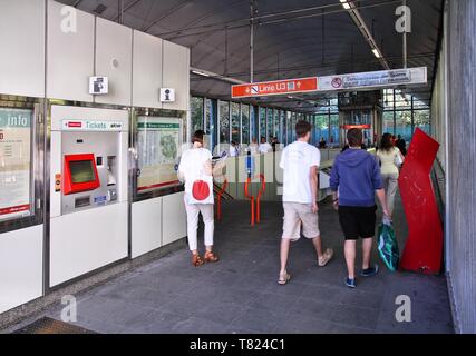 VIENNA - 6 settembre: La stazione della metropolitana e le macchine del biglietto il 6 settembre 2011 a Vienna. Con 534m di passeggeri annuali (2010), Vienna. U-Bahn è ventesimo la Foto Stock