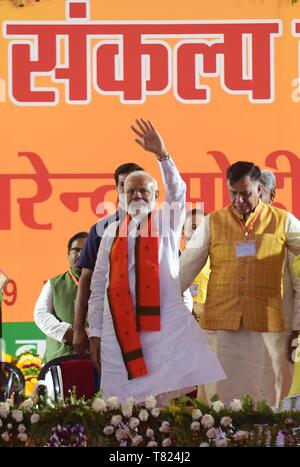 Di Allahabad, India. 09 Maggio, 2019. Di Allahabad: il primo ministro narendra modi onde alle persone nel corso di una campagna elettorale rally in anticipo di fase 6 Elezione di Lok Sabha in Allahabad su 09-05-2019. Credito: Prabhat Kumar Verma/Pacific Press/Alamy Live News Foto Stock