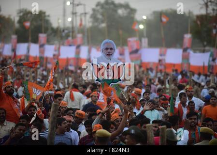 Di Allahabad, India. 09 Maggio, 2019. Di Allahabad: Sostenitori durante Narendra Modi affrontare una campagna elettorale rally precedendo di 6 fase di Lok Sabha elezione a pared in massa di Allahabad su 09-05-2019, Credito: Prabhat Kumar Verma/Pacific Press/Alamy Live News Foto Stock