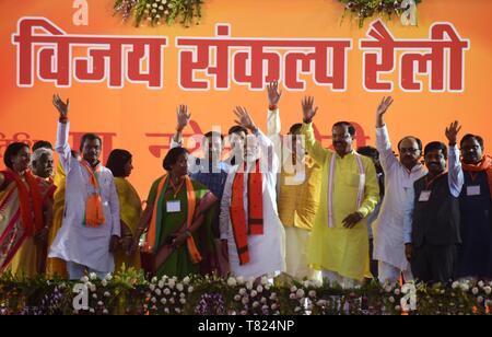 Di Allahabad, India. 09 Maggio, 2019. Di Allahabad: il primo ministro narendra modi onde alle persone nel corso di una campagna elettorale rally in anticipo di fase 6 Elezione di Lok Sabha in Allahabad su 09-05-2019. Credito: Prabhat Kumar Verma/Pacific Press/Alamy Live News Foto Stock