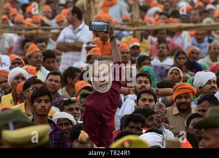 Di Allahabad, India. 09 Maggio, 2019. Di Allahabad: Sostenitori durante Narendra Modi affrontare una campagna elettorale rally precedendo di 6 fase di Lok Sabha elezione a pared in massa di Allahabad su 09-05-2019, Credito: Prabhat Kumar Verma/Pacific Press/Alamy Live News Foto Stock