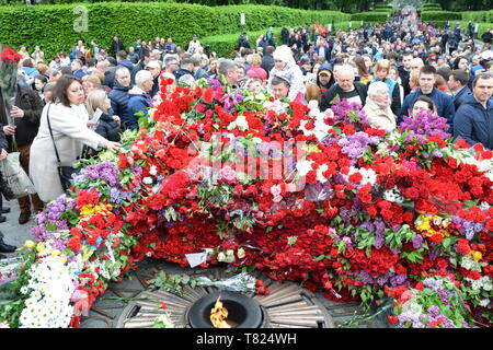 Kiev, Ucraina. Il 9 maggio, 2019. Persone fiori laici presso la tomba del Milite Ignoto che prendono parte al reggimento immortale marzo durante il giorno della vittoria festeggiamenti di Kiev Credito: Aleksandr Gusev/Pacific Press/Alamy Live News Foto Stock