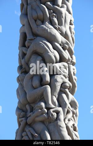 OSLO, Norvegia - 2 agosto 2015: parte di Vigeland installazione nel Parco Frogner, Oslo. 212 sculture intorno al parco sono stati tutti progettati da artista Gustav Foto Stock