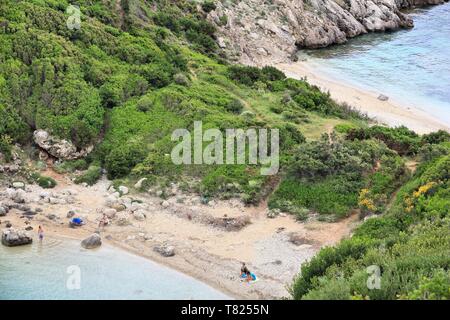 Corfù, Grecia - 1 giugno 2016: persone visitare hidden Porto timoni doppi beach sull'isola di Corfu, Grecia. 558,000 turisti visitato Corfù nel 2012. Foto Stock