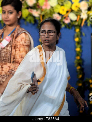 Kolkata, India. 09 Maggio, 2019. Il Bengala Occidentale Chief Minister e Trinamool Congress supremo Mamata Banerjee durante i Premi Nobel Rabindranath Tagore158 nascita anniversario osservazione. Credito: Saikat Paolo/Pacific Press/Alamy Live News Foto Stock