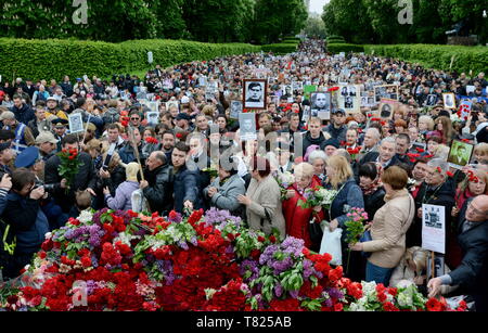 Kiev, Ucraina. Il 9 maggio, 2019. Persone fiori laici presso la tomba del Milite Ignoto che prendono parte al reggimento immortale marzo durante il giorno della vittoria festeggiamenti di Kiev Credito: Aleksandr Gusev/Pacific Press/Alamy Live News Foto Stock