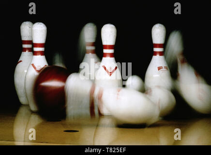 Immagine di azione di una palla da bowling che colpisce i pin in un impianto da bowling, STATI UNITI D'AMERICA Foto Stock