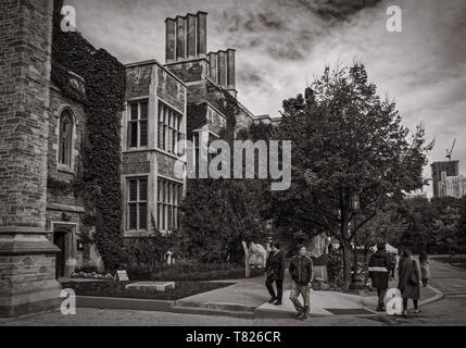Toronto, Canada - 20 10 2018: Autunno scena con i turisti a piedi nella parte anteriore del centro storico di Hart House building all'Università di Toronto. Hart House è Foto Stock