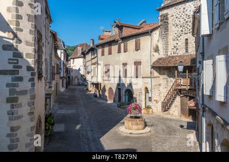 Francia, Corrèze (19), la Vallée de la Dordogne, Beaulieu-sur-Dordogne, Sainte Catherine Street Foto Stock