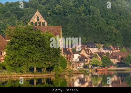 Francia, Correze, valle della Dordogna, Beaulieu sur Dordogne, la cappella dei Penitenti sulla Dordogne riverbank Foto Stock