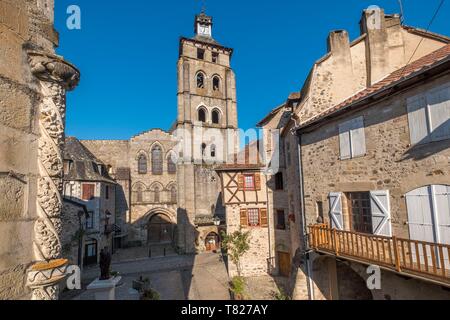 Francia, Correze, Beaulieu sur Dordogne, un arresto su El Camino de Santiago, St Pierre abbaziale datato 11al XII secolo Foto Stock