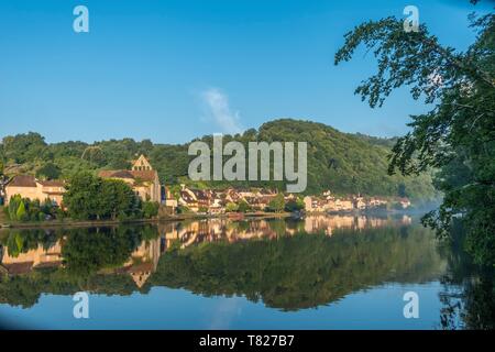 Francia, Correze, valle della Dordogna, Beaulieu sur Dordogne, la cappella dei Penitenti sulla Dordogne riverbank Foto Stock