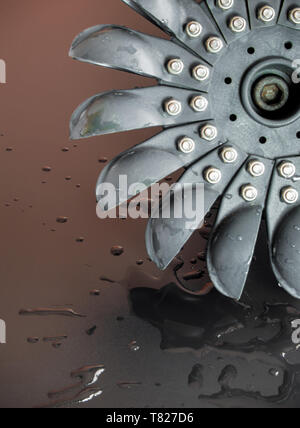 Acqua di Pelton turbina per generare elettricità da energia idroelettrica Foto Stock