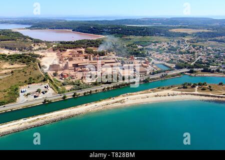 Francia, Bouches du Rhone, Golfo di Fos sur Mer, Fos sur Mer, canale di navigazione, Engrenier stagno in background (vista aerea) Foto Stock